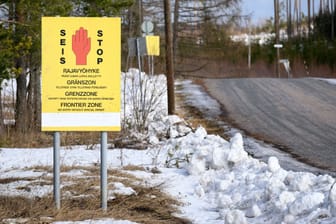 Schild an der Grenze zwischen Finnland und Russland: Als Reaktion auf den bevorstehenden Nato-Beitritt Finnlands will Russland seine Militärpräsenz in der Nähe des Nachbarlandes ausbauen.