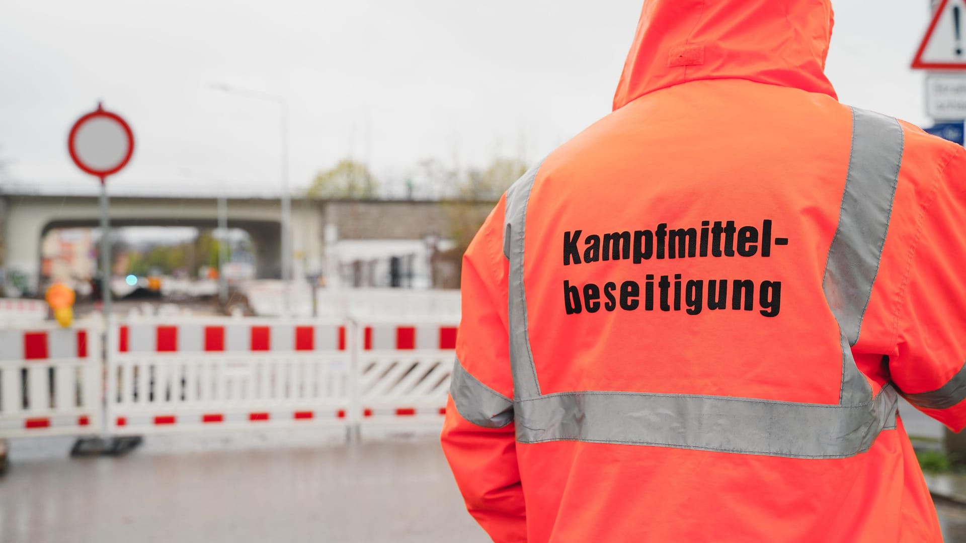 Mitarbeiter der Kampfmittelbeseitigung am Fundort der Bombe in Dresden. Mitarbeiter der Kampfmittelbeseitigung am Fundort der Bombe in Dresden.