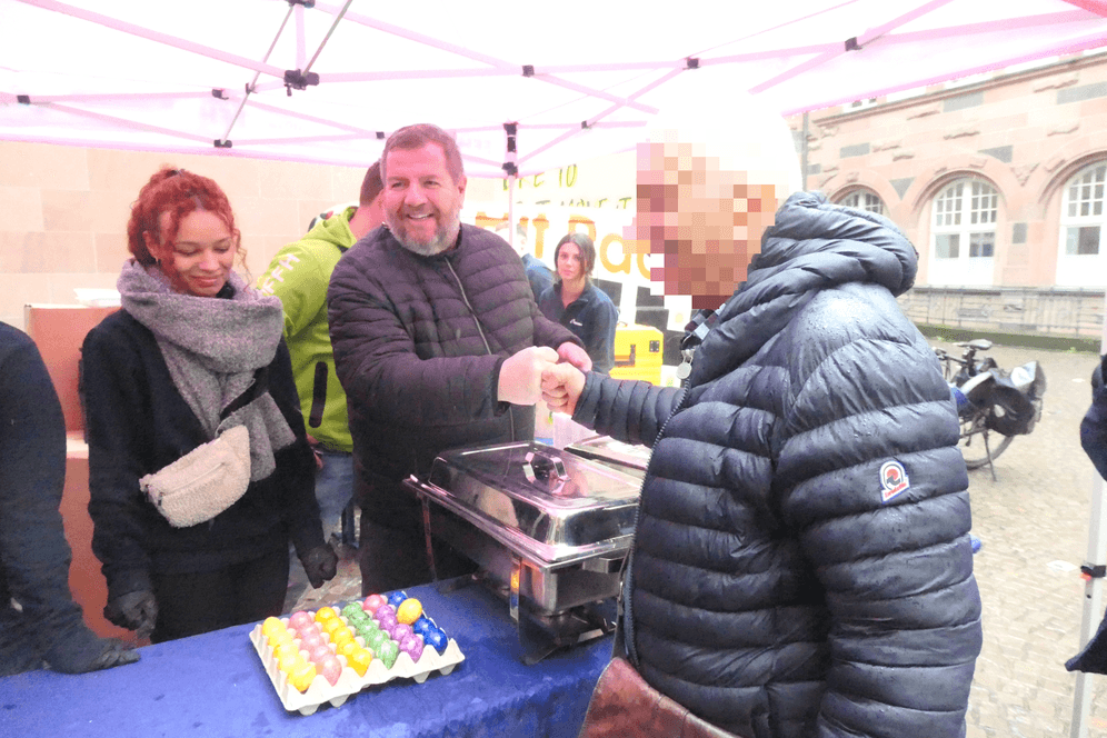Osteressen: Bernd Reisig und Freiwillige verteilen Essen an Obdachlose und Bedürftige.