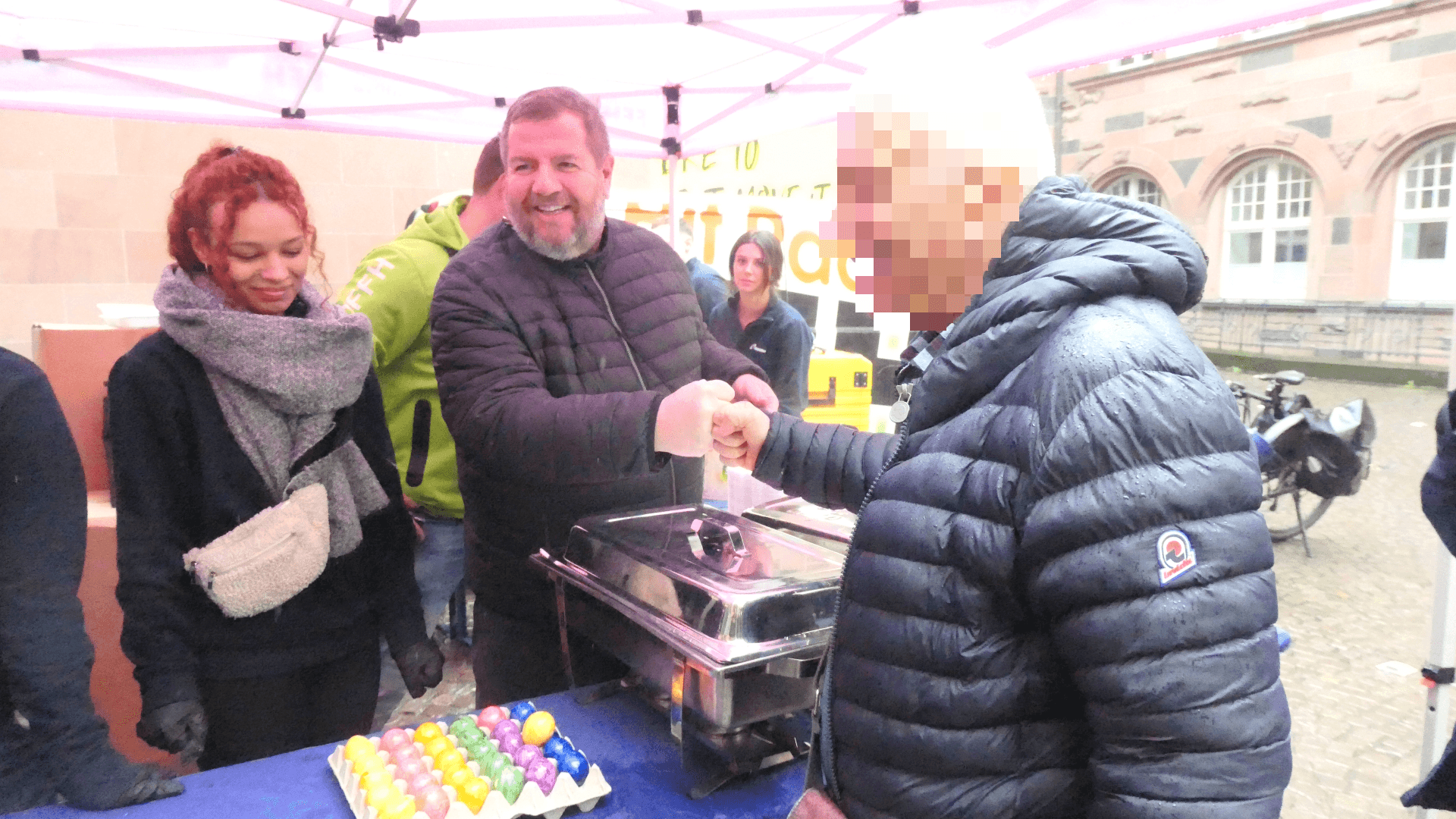 Osteressen: Bernd Reisig und Freiwillige verteilen Essen an Obdachlose und Bedürftige.