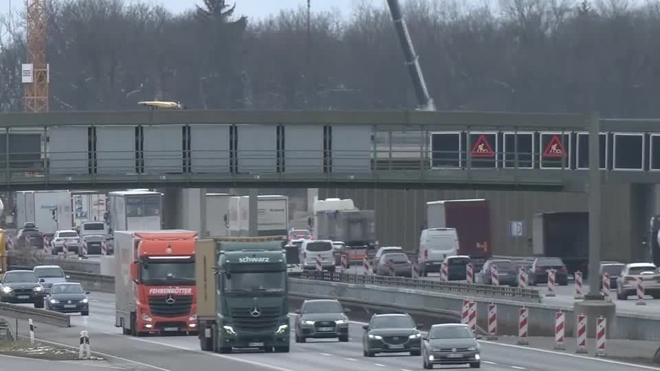 Verkehr in Deutschland (Symboldbild): Die Bundesregierung will das Klimaschutzgesetz aufweichen.