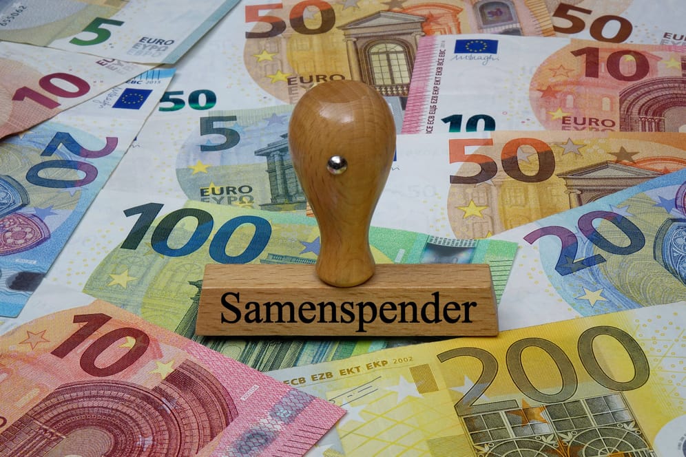 Geldscheine und ein Stempel mit der Aufschrift "Samenspender" (Symbolbild): Samenspender in Hagen verdienen am meisten mit ihrer Spende.