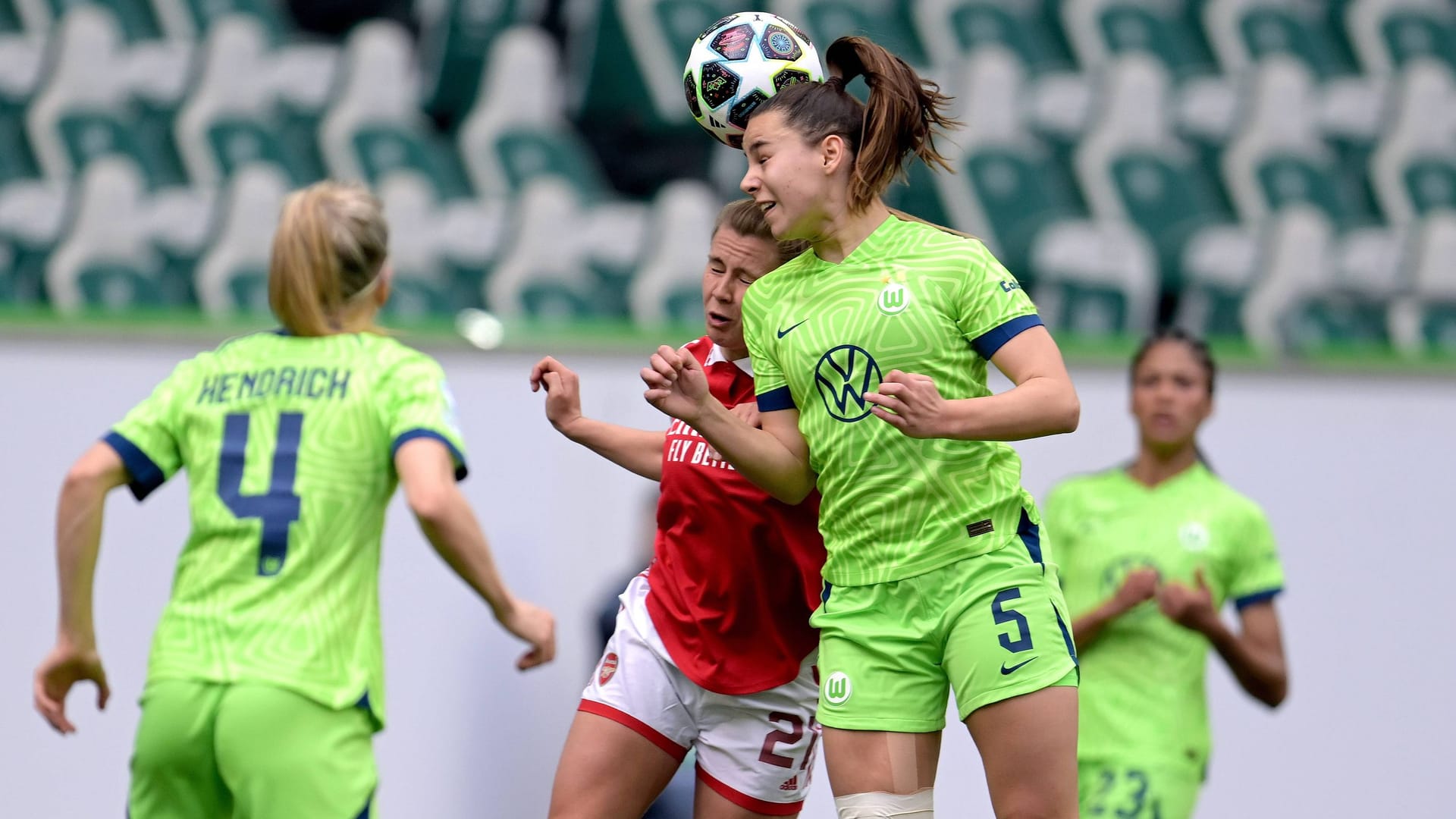 Lena Oberdorf (am Ball): Ihr Team verspielte einen Zwei-Tore-Vorsprung. Lena Oberdorf (am Ball): Ihr Team verspielte einen Zwei-Tore-Vorsprung.