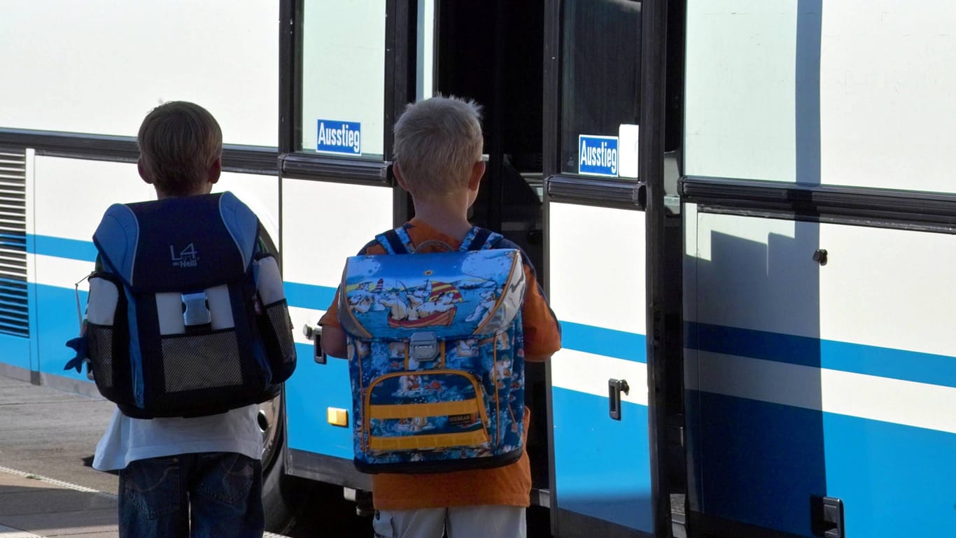 Zwei Schulkinder steigen in einen Bus (Symbolbild): In Baden-Württemberg könnte der Warnstreik drastische Auswirkungen haben.