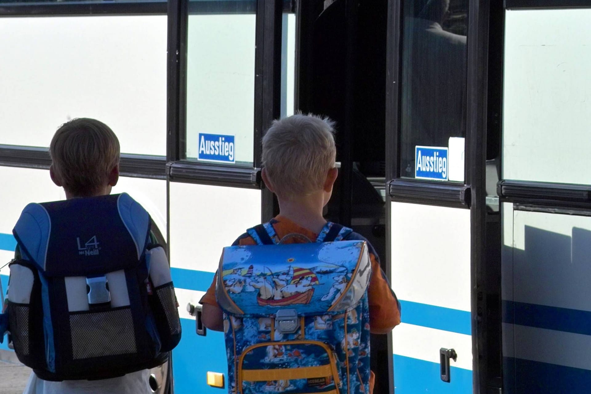 Zwei Schulkinder steigen in einen Bus (Symbolbild): In Baden-Württemberg könnte der Warnstreik drastische Auswirkungen haben.