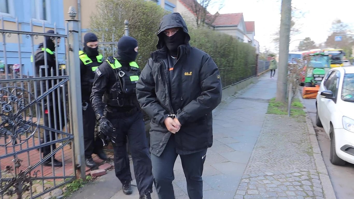 Polizisten und eine in der Villa festgenommene Person: Das SEK war ebenfalls im Einsatz.