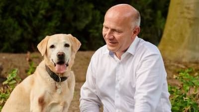 Kai Wegner mit dem Familienhund Caspar: Familie Wegner lebt in Berlin-Spandau.