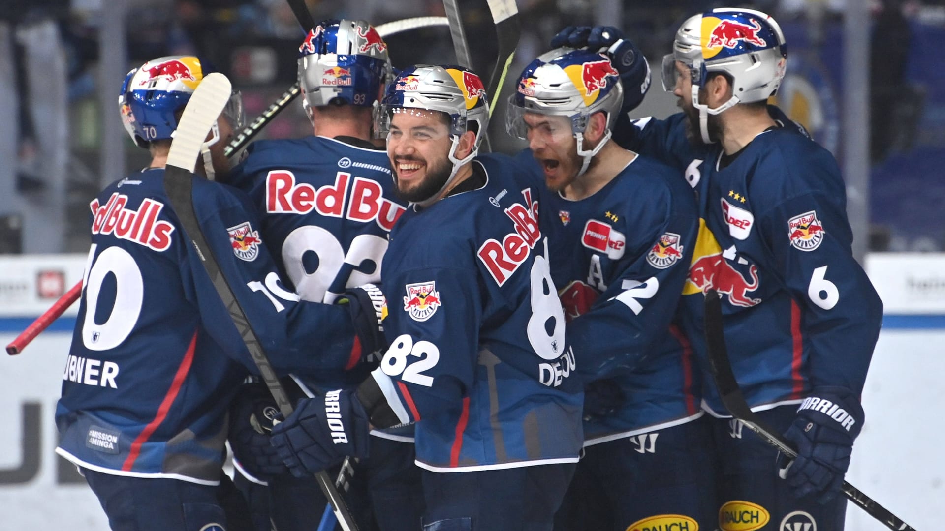 Die Spieler vom EHC Red Bull München feiern ein Tor: Sie dominierten das Duell gegen Ingolstadt.