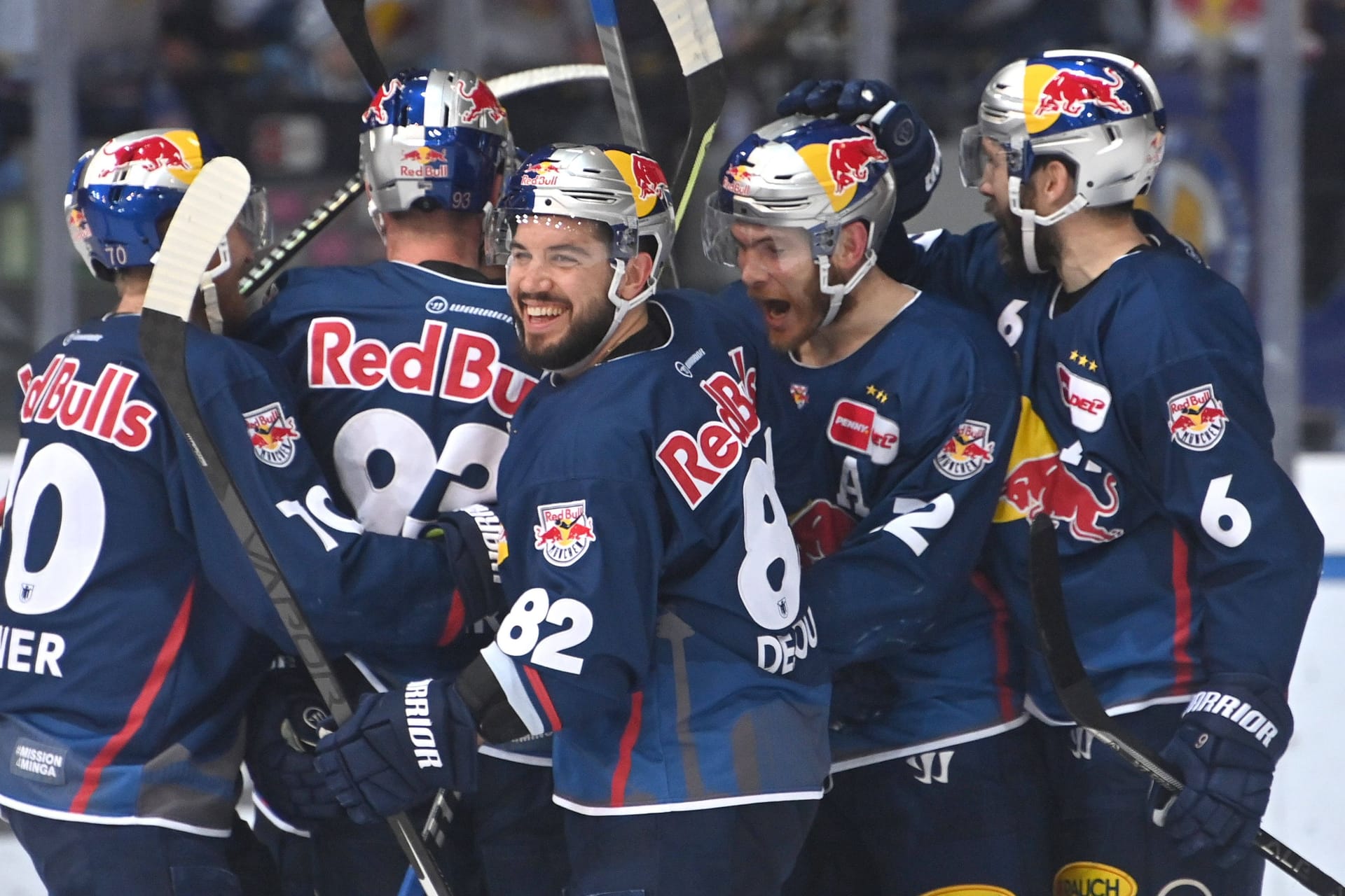 Die Spieler vom EHC Red Bull München feiern ein Tor: Sie dominierten das Duell gegen Ingolstadt.