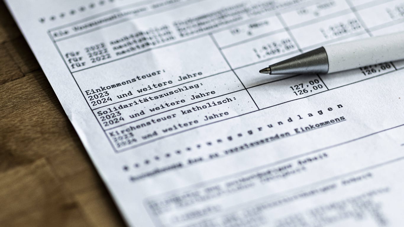 Steuerbescheid: Wer seine Steuererklärung freiwillig abgibt, erhält oft eine Rückzahlung.