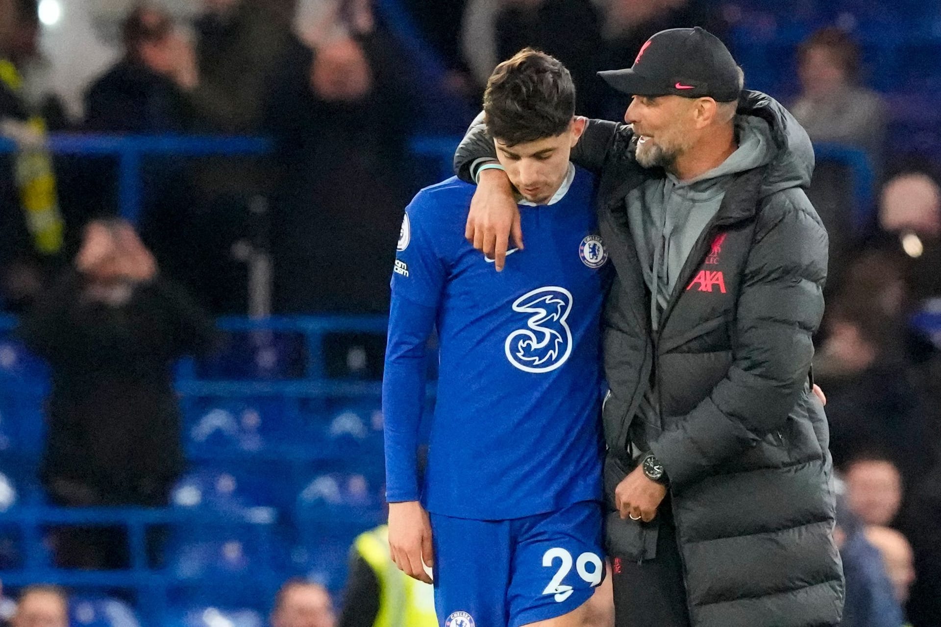 Liverpools Manager Jürgen Klopp nimmt Chelsea-Spieler Kai Havertz nach dem torlosen Unentschieden in den Arm.