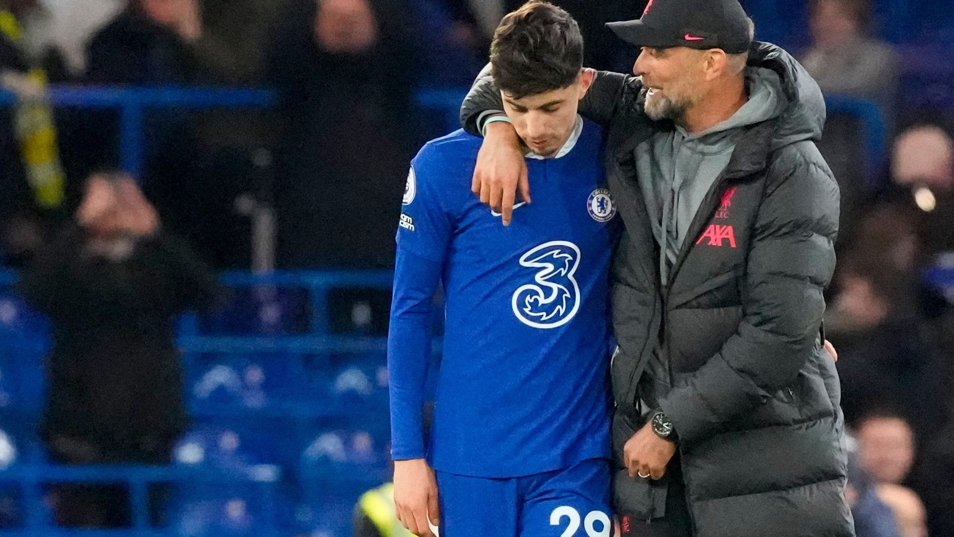 Liverpools Manager Jürgen Klopp nimmt Chelsea-Spieler Kai Havertz nach dem torlosen Unentschieden in den Arm.