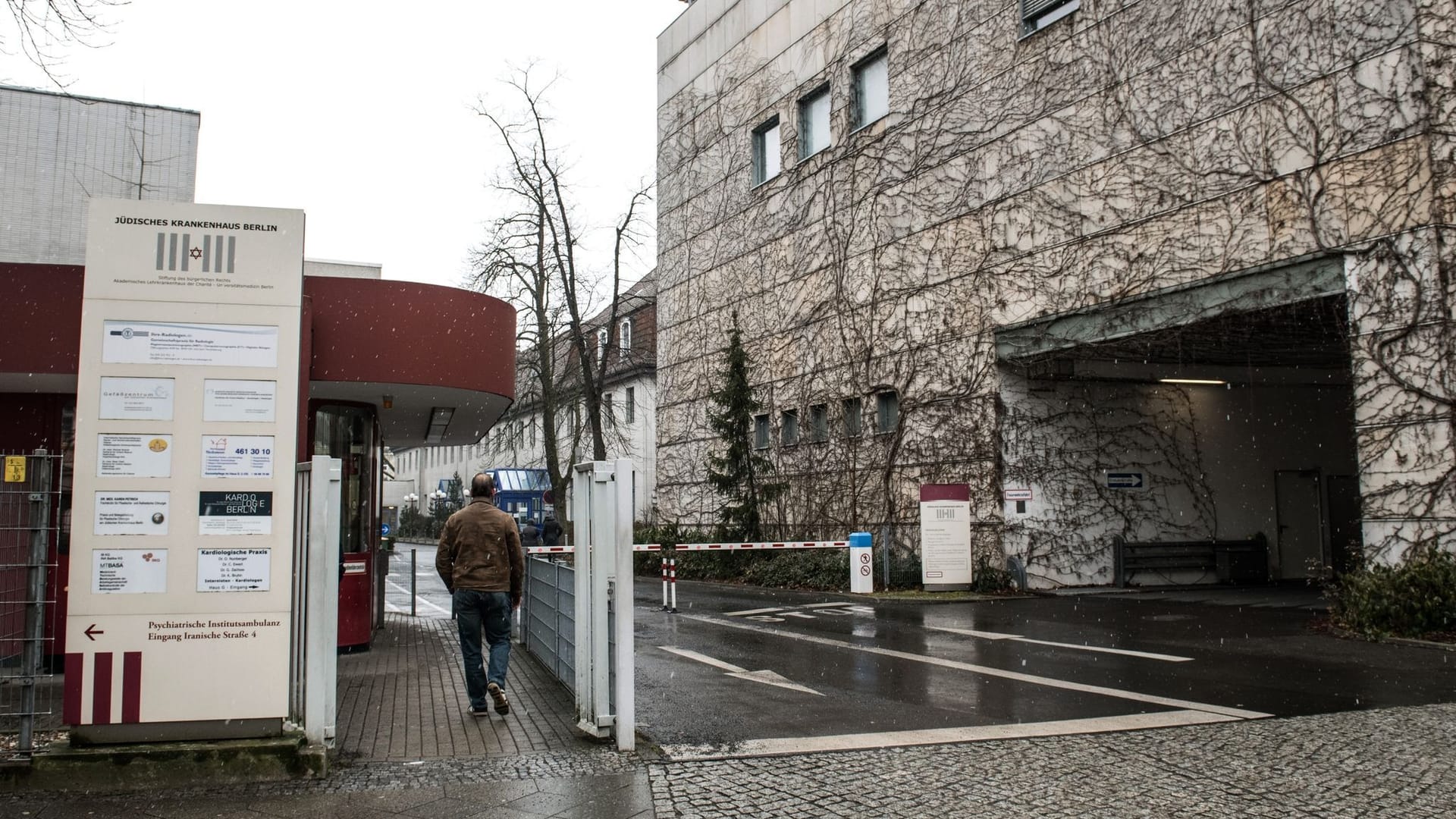 Alarm im Jüdischen Krankenhauses im Wedding: Es sollen zwei Schüsse gefallen sein. Alarm im Jüdischen Krankenhauses im Wedding: Es sollen zwei Schüsse gefallen sein.