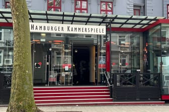 Blick auf das Gebäude der Hamburger Kammerspiele: Hier kam es am Donnerstag zu einem Notarzteinsatz.
