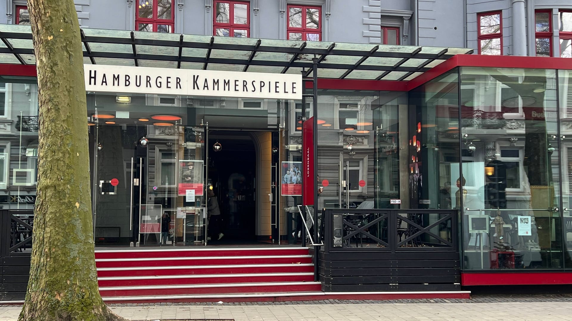 Blick auf das Gebäude der Hamburger Kammerspiele: Hier kam es am Donnerstag zu einem Notarzteinsatz. Blick auf das Gebäude der Hamburger Kammerspiele: Hier kam es am Donnerstag zu einem Notarzteinsatz.