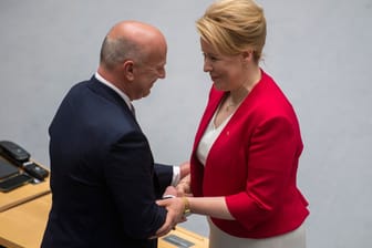 Wegner (CDU, l) wird von der bisherigen Regierenden Bürgermeisterin Franziska Giffey (SPD) beglückwünscht.