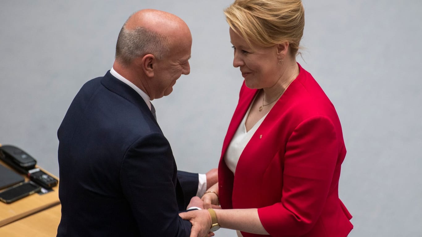 Wegner (CDU, l) wird von der bisherigen Regierenden Bürgermeisterin Franziska Giffey (SPD) beglückwünscht.