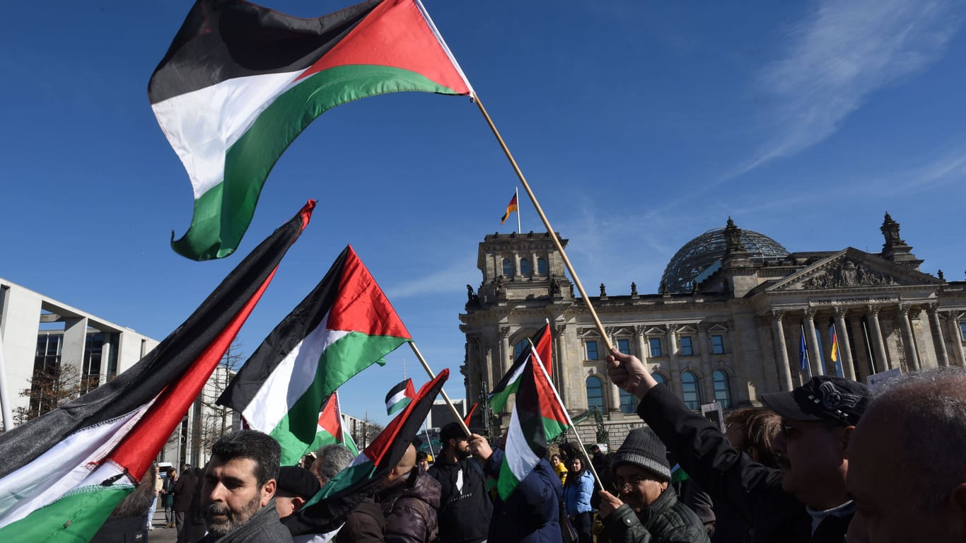 Eine Palästina-Demo vor dem Reichstag: In Berlin wurde erneut eine Veranstaltung untersagt.