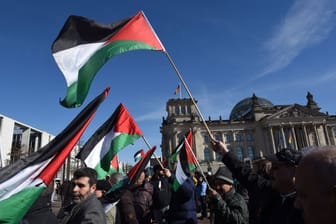Eine Palästina-Demo vor dem Reichstag: In Berlin wurde erneut eine Veranstaltung untersagt.