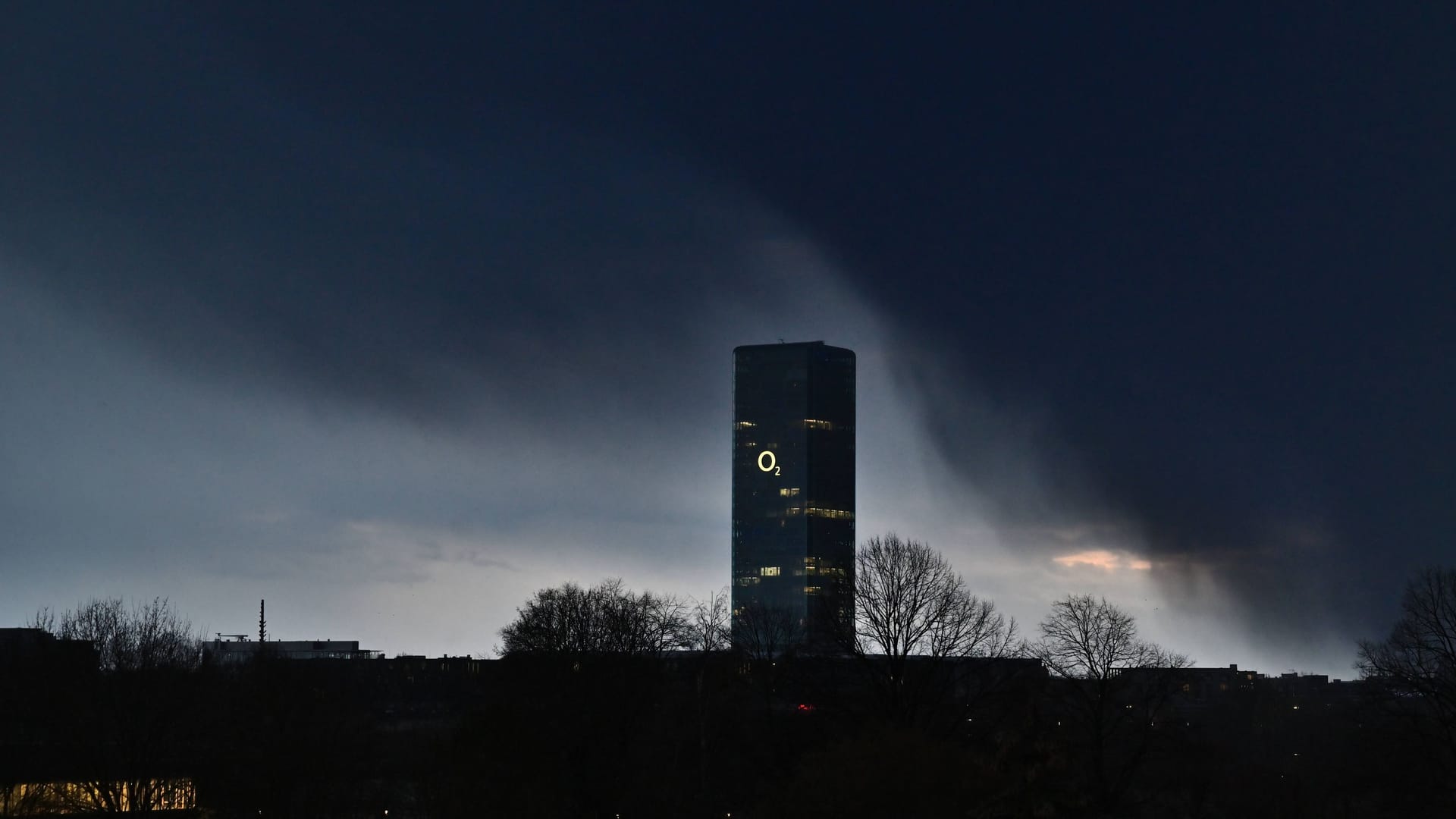 Wolken ziehen über München auf (Symbolbild): Am Wochenende wird schlechtes Wetter in Bayern erwartet.