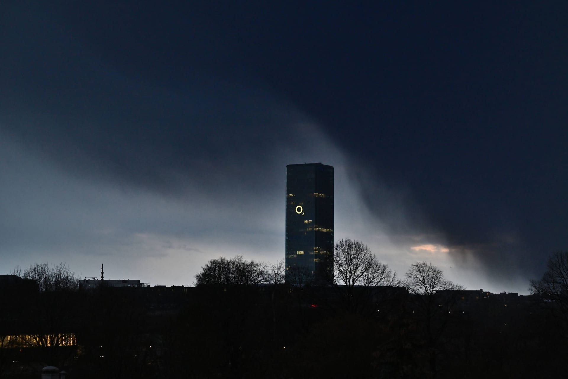 Wolken ziehen über München auf (Symbolbild): Am Wochenende wird schlechtes Wetter in Bayern erwartet.