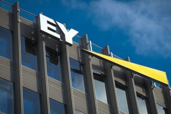 Das Logo des Wirtschaftsprüfungs- und Beratungsunternehmens Ernst & Young (Archivbild): Gegen das Unternehmen wird wegen seiner Rolle im Wirecard-Skandal Sanktionen verhängt.