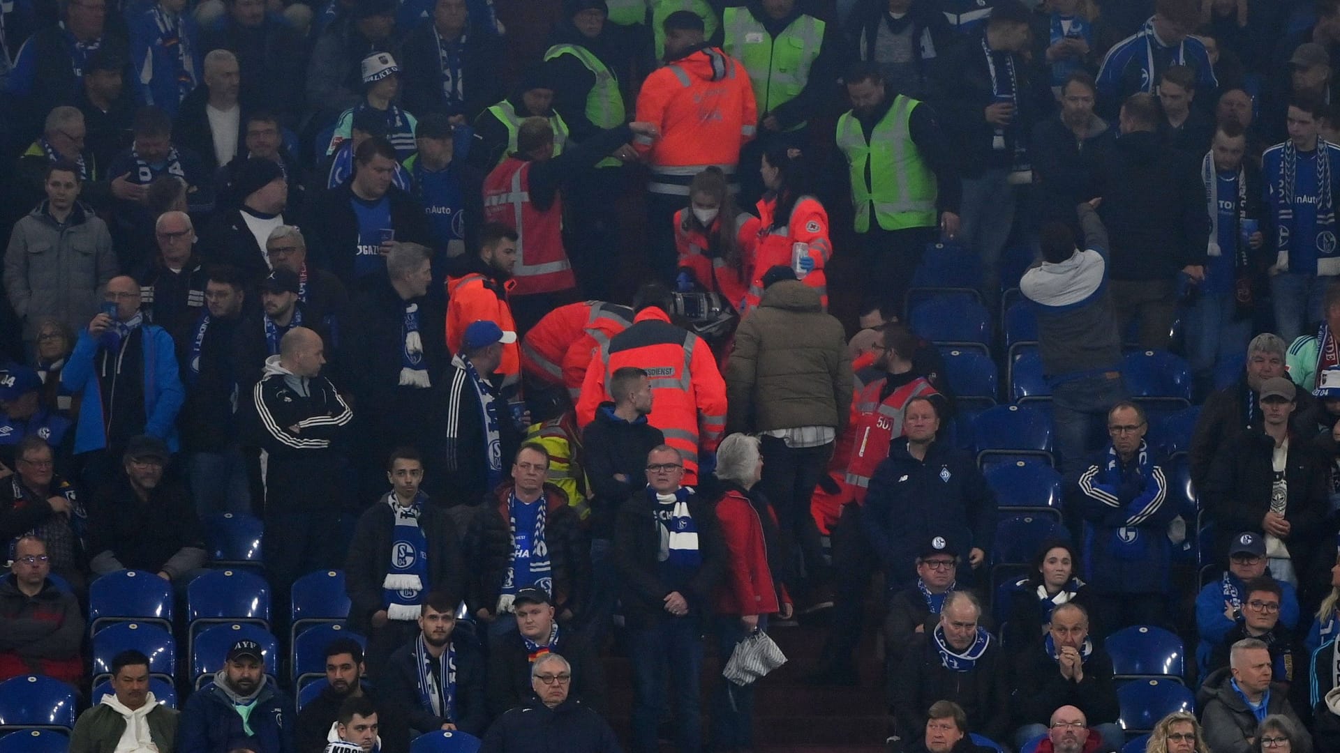 Einsatz auf der Tribüne: Rettungskräfte in der Arena auf Schalke.