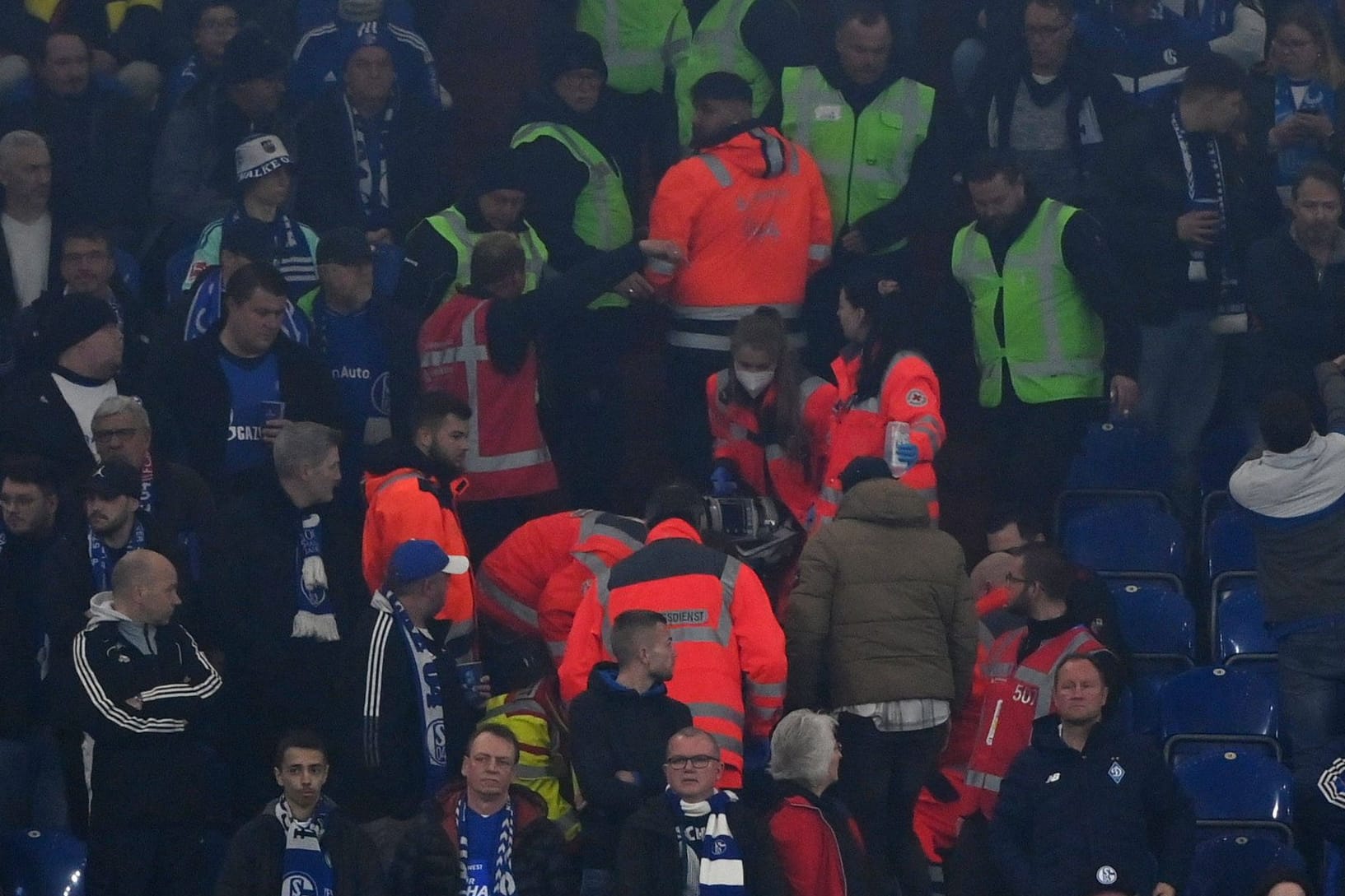 Einsatz auf der Tribüne: Rettungskräfte in der Arena auf Schalke.