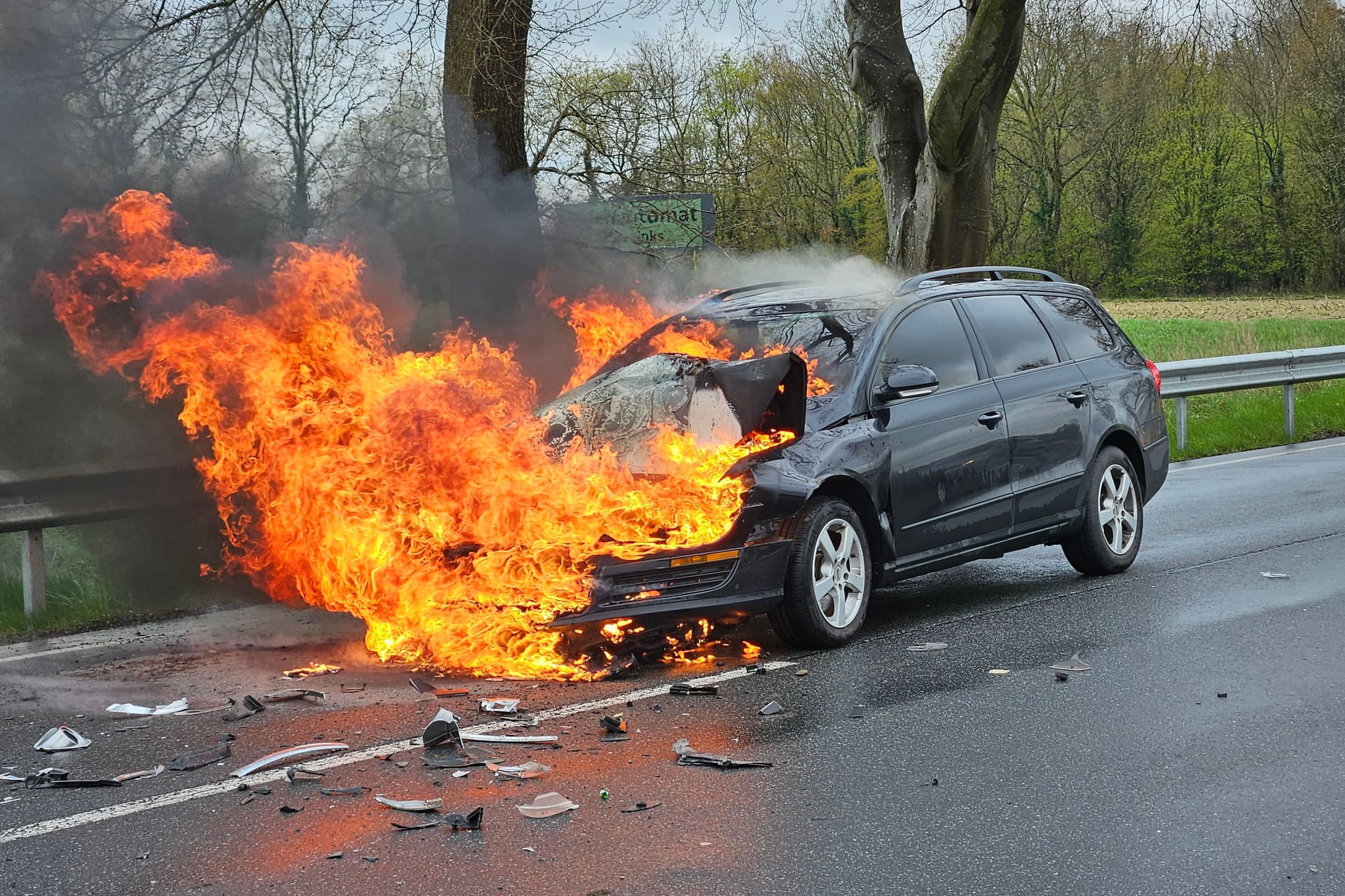 Ein Auto ist nach einem Unfall auf der B73 bei Himmelpforten ausgerannt.