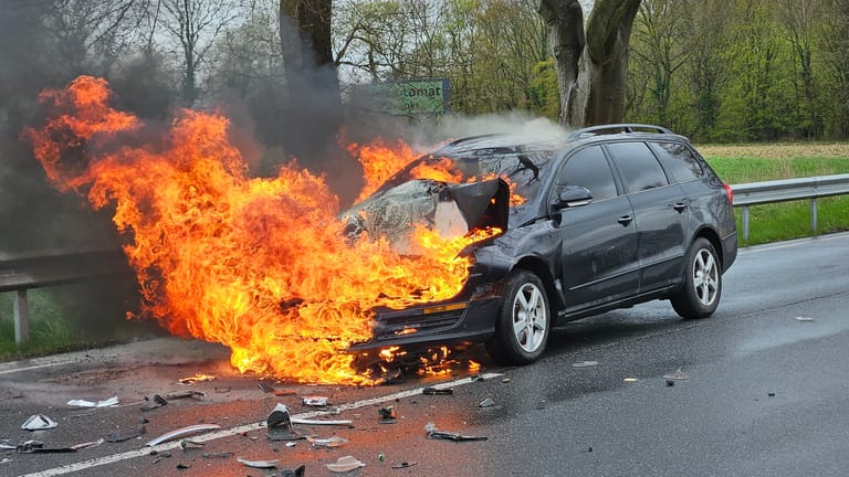 B73 Bei Stade: Horrorunfall – Auto Brennt Komplett Aus