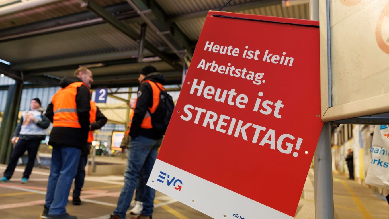 Warnstreik am Hauptbahnhof Stuttgart