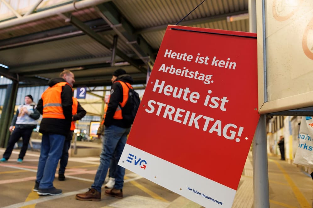 Warnstreik am Hauptbahnhof Stuttgart