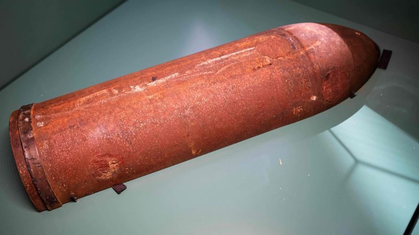 Eine Munitionshülse in einem Ausstellungsaufsteller in Bremerhaven: Gefährlich sind die Kriegs-Überbleibsel nicht.