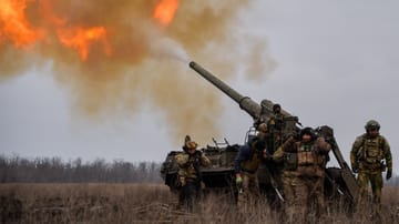 Ukrainische Artillerieeinheit bei Bachmut: Die Soldaten klagen schon länger über Munitionsmangel. (Quelle: Madeleine Kelly/imago images) imago images 0202225885