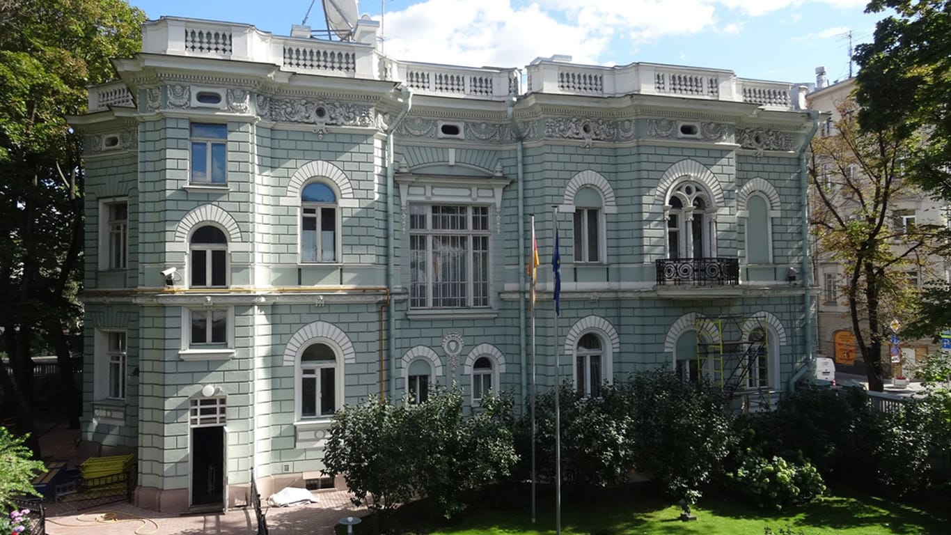 Residenz der Deutschen Botschaft in Moskau: Das Gebäude muss generalsaniert werden – doch die Arbeiten pausieren.