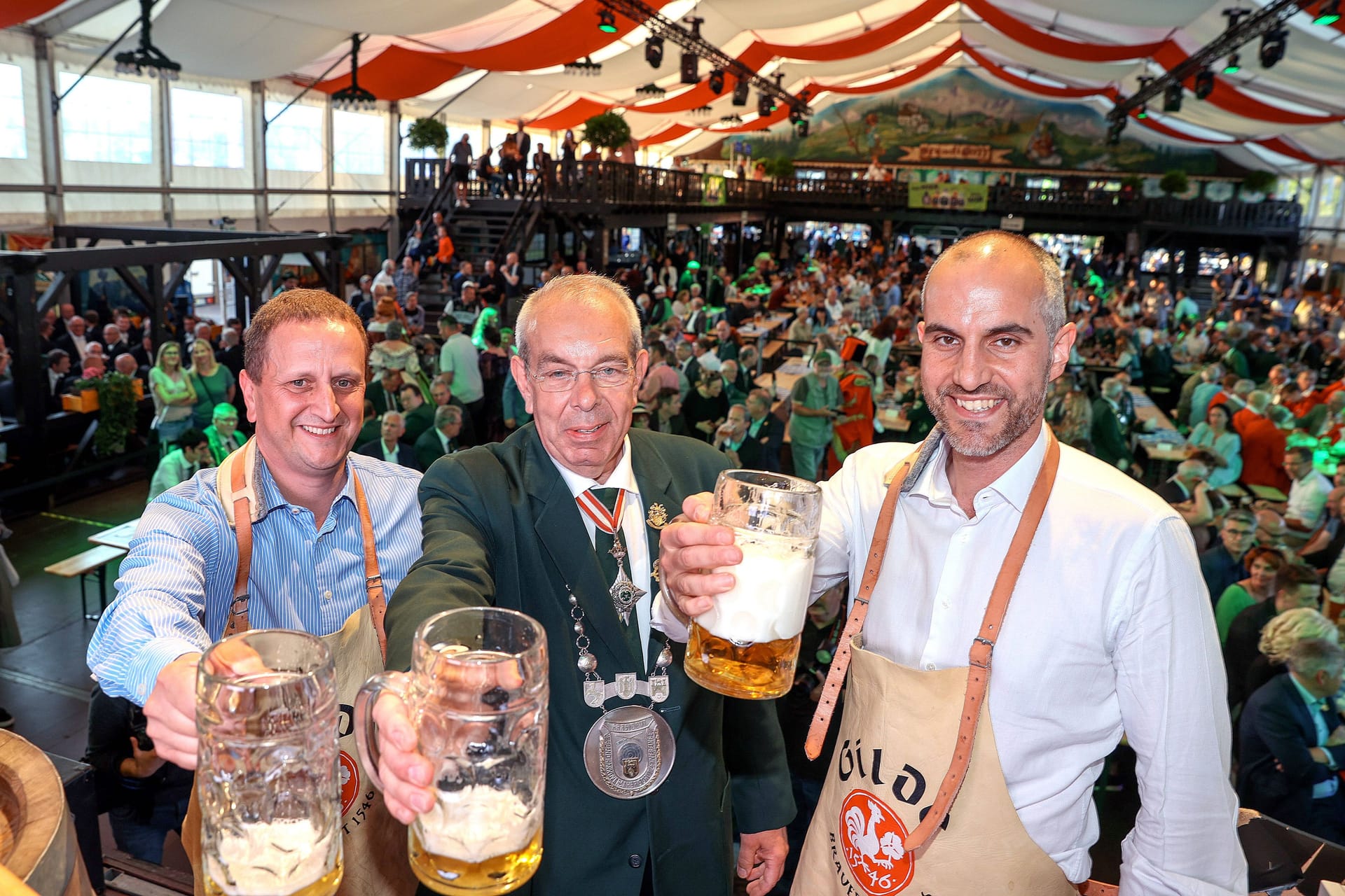 Das Schützenfest von Hannover (Archivbild): Oberbürgermeister Belit Onay (rechts, Grüne) zapft mit den Schützen.