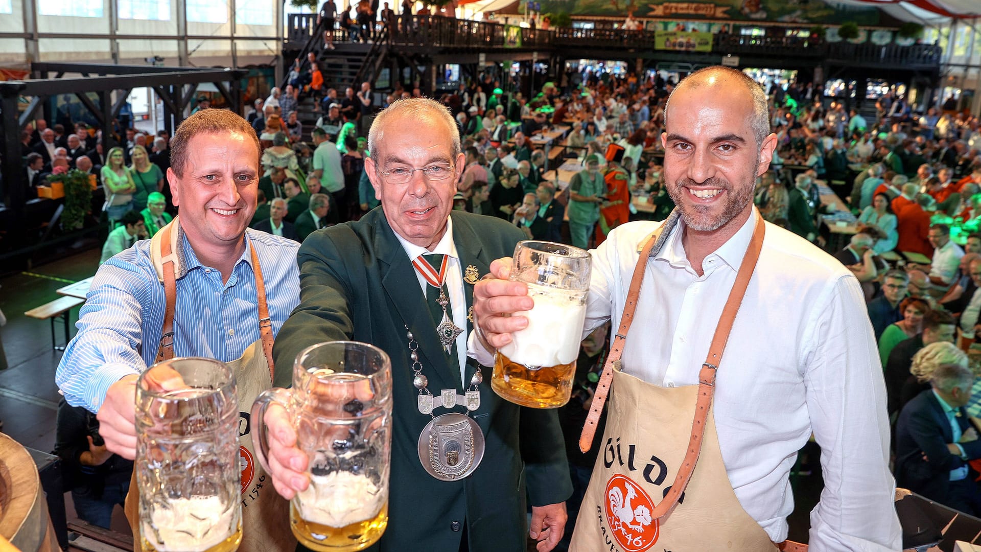 Das Schützenfest von Hannover (Archivbild): Oberbürgermeister Belit Onay (rechts, Grüne) zapft mit den Schützen.