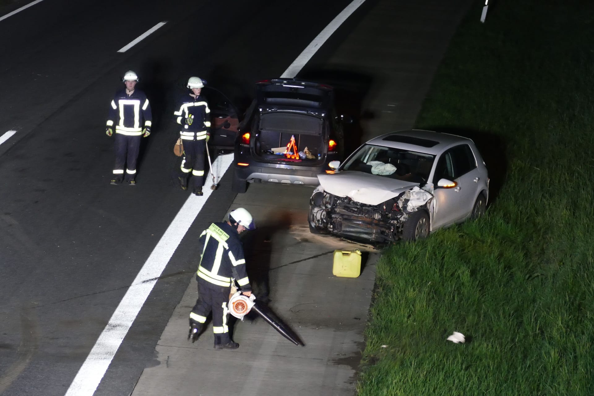 Einsatzkräfte der Feuerwehr an der Unfallstelle: Bei dem Unfall wurden zwei Menschen verletzt.