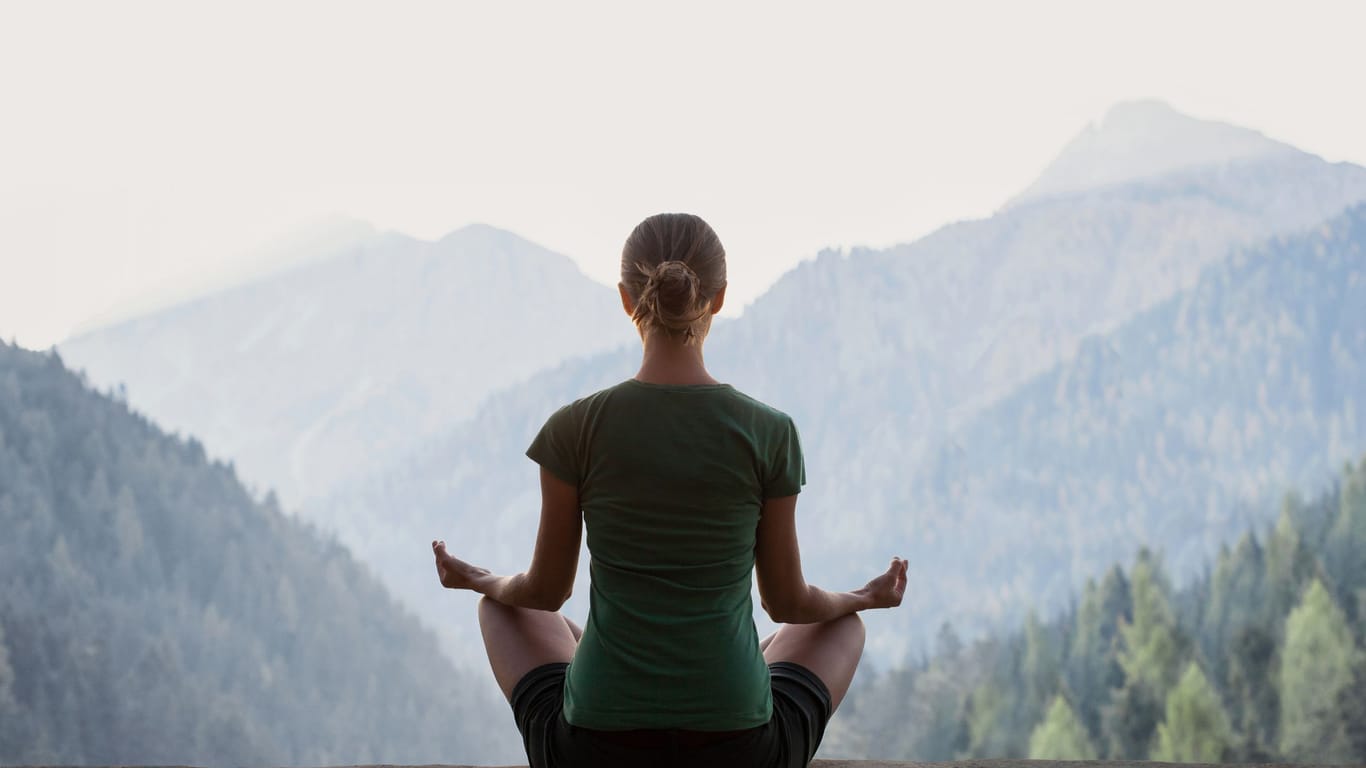 Entspannungsübungen und Meditation können helfen, den Stresspegel zu senken. Das verbessert auch die Impulskontrolle bei Nägelkauen.