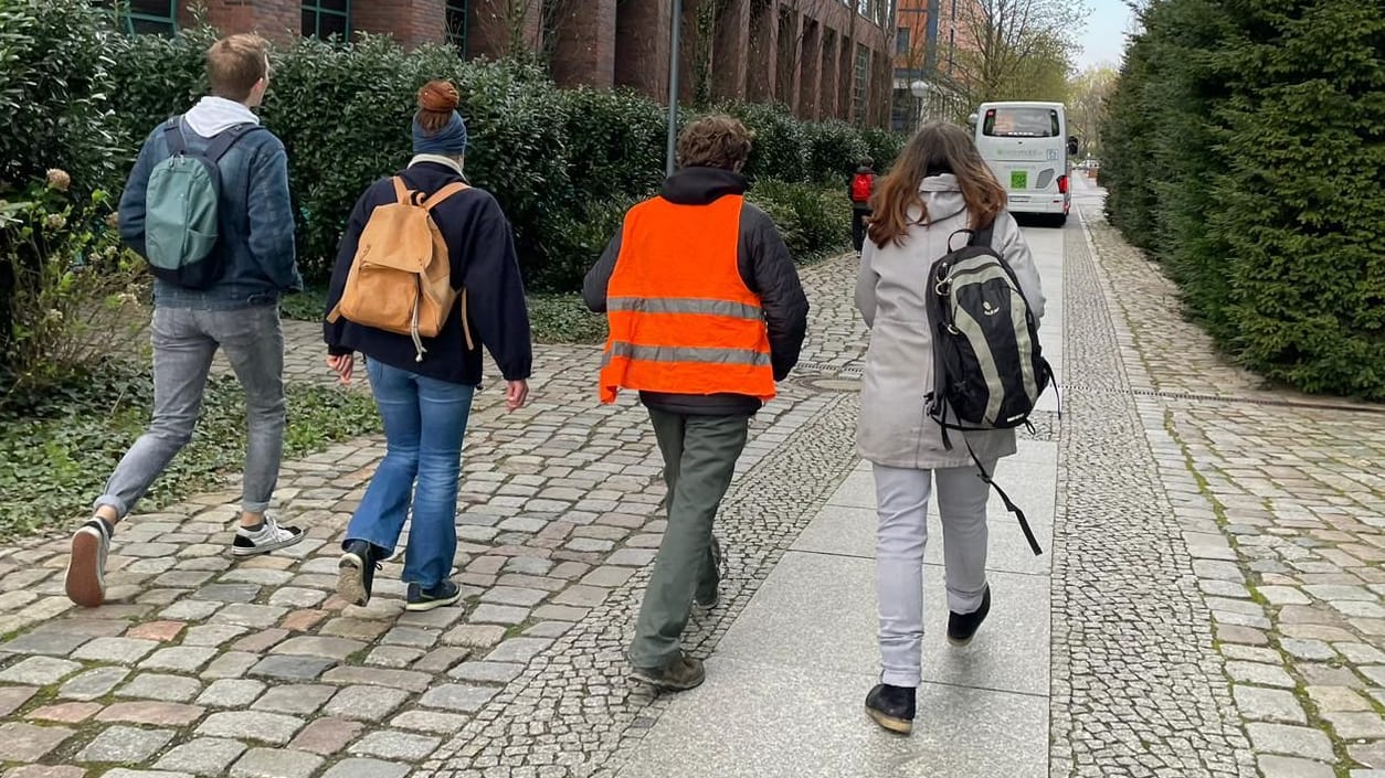 Aktivisten der "Letzten Generation" laufen dem Bus hinterher, den sie eigentlich blockieren wollten.