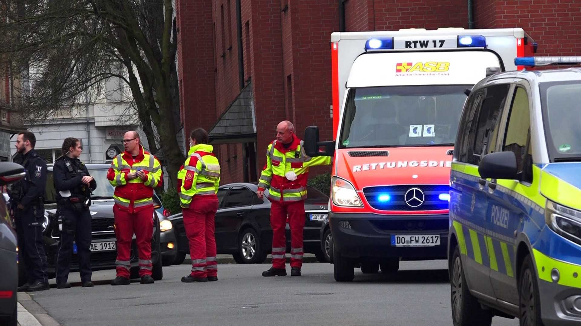 Polizei und Rettungskräfte vor Ort: Insgesamt gab es drei Verletzte.