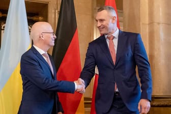 Handschlag unter Bürgermeistern: Peter Tschentscher (links) begrüßt Vitali Klitschko in Hamburg.