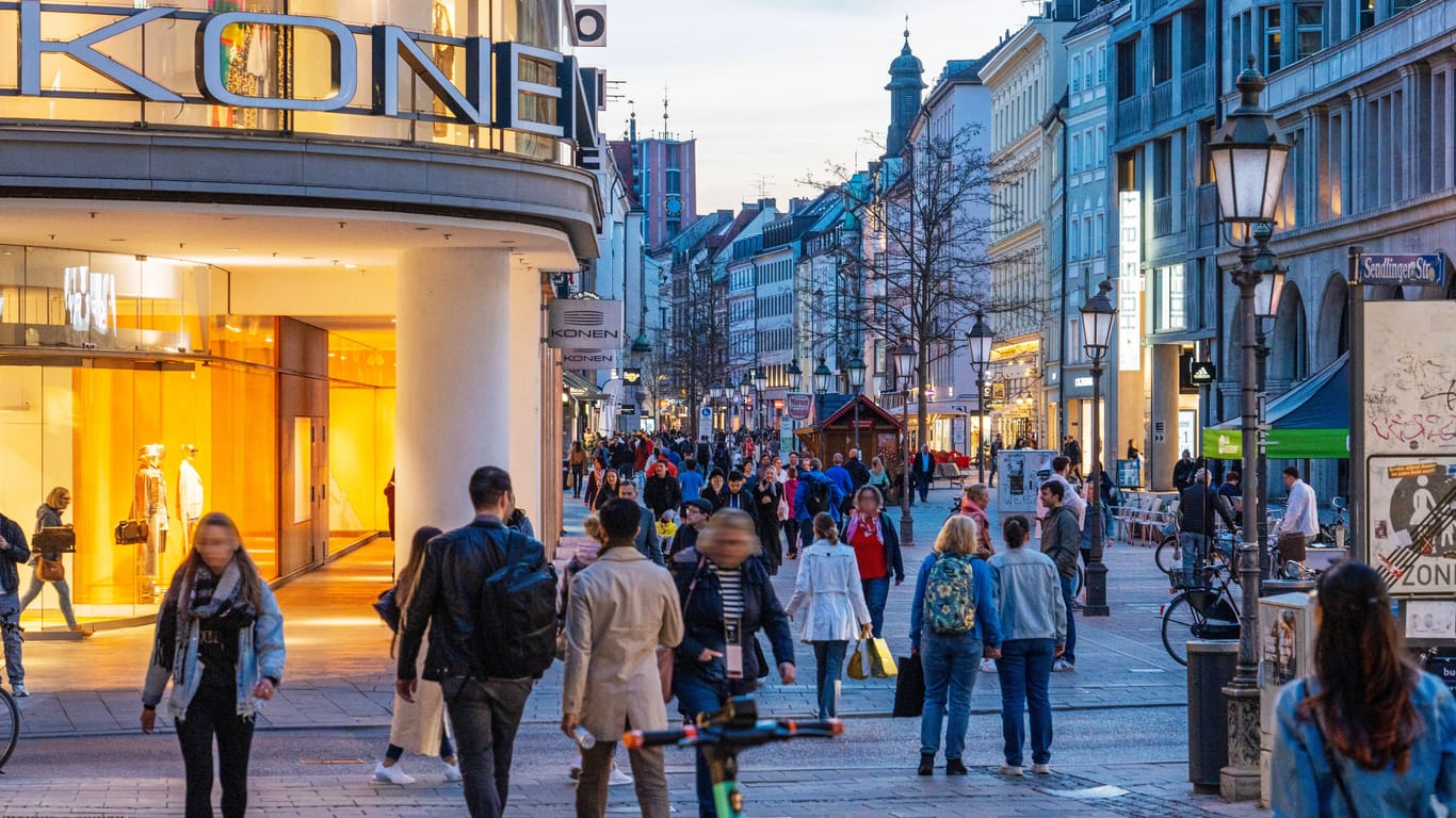 Einkaufsbummel in München (Symbolbild): In Deutschland ist der Lebensstandard laut einer US-Erhebung sehr hoch.
