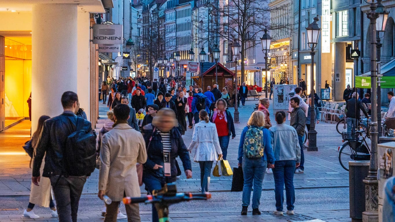 Einkaufsbummel in München (Symbolbild): In Deutschland ist der Lebensstandard laut einer US-Erhebung sehr hoch.