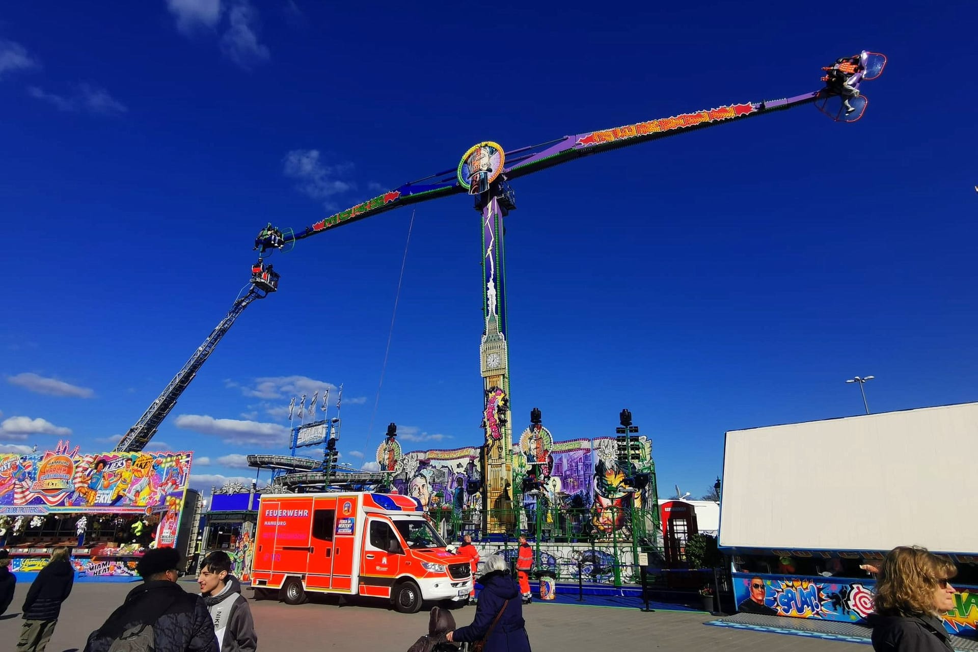 Das Fahrgeschäft "Jekyll und Hyde": Hier stecken mehrere Menschen fest.