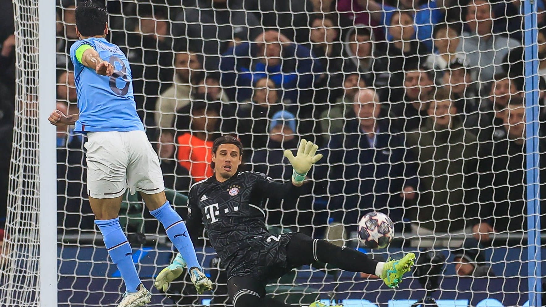 Yann Sommer: Schöner langer Ball auf Pavard (10.). Sehr riskanter Flachpass in höchster Bedrängnis auf der Torlinie, den Haaland fast zum Tor genutzt hätte (14.). Direkt danach spielte er erneut ungenau auf Upamecano. Bei Rodris Traumtor war er chancenlos. Sensationelle Fußabwehr bei Gündogans Schuss (34.). Katastrophaler Fehlpass direkt auf Haaland (50.). Verhinderte mit starken Reflexen eine noch höhere Niederlage. Note 2