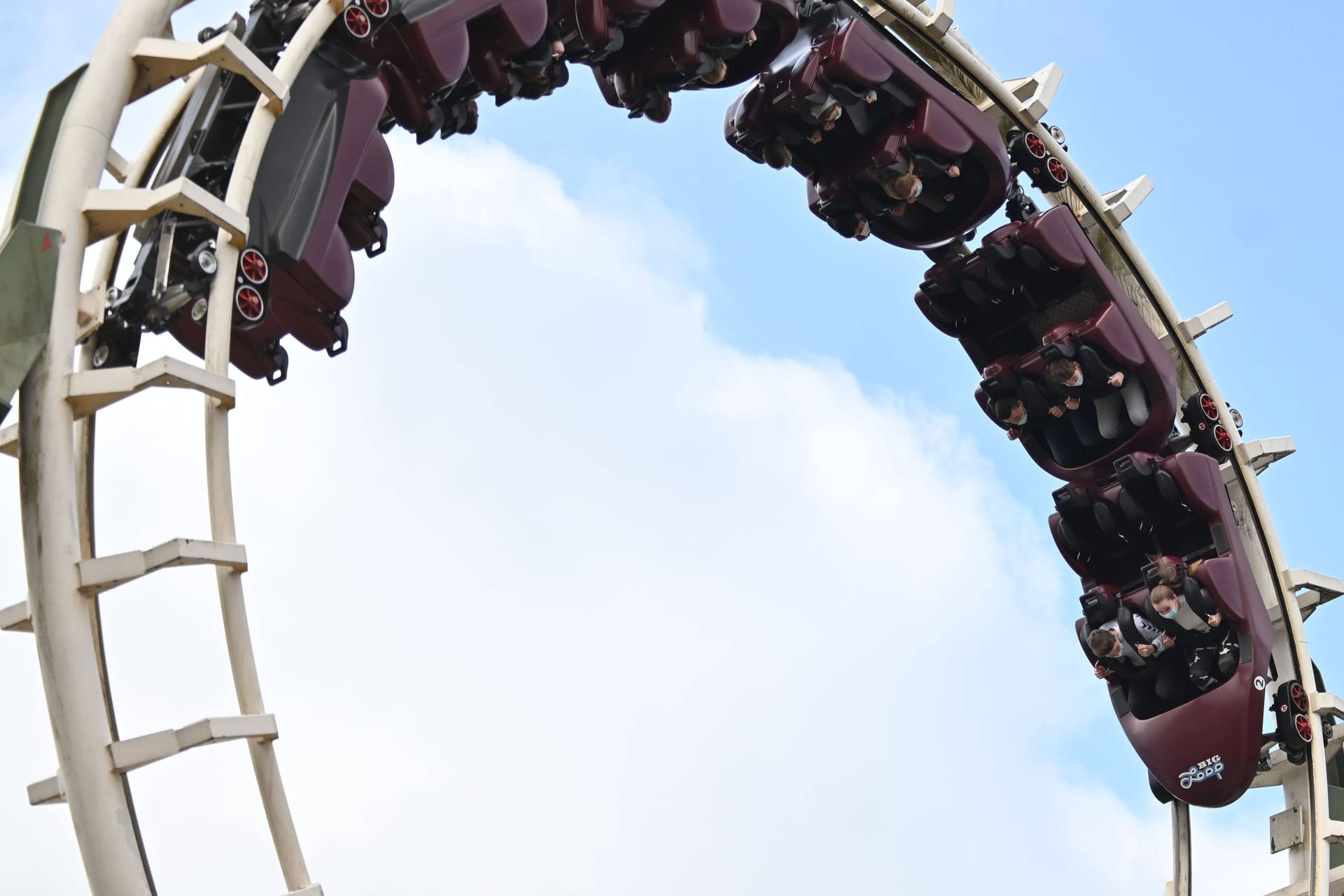 "Big Loop", die Loopingbahn im Heide Park Soltau (Archivbild): Der Freizeitpark wurde von einem Reiseportal ausgezeichnet.