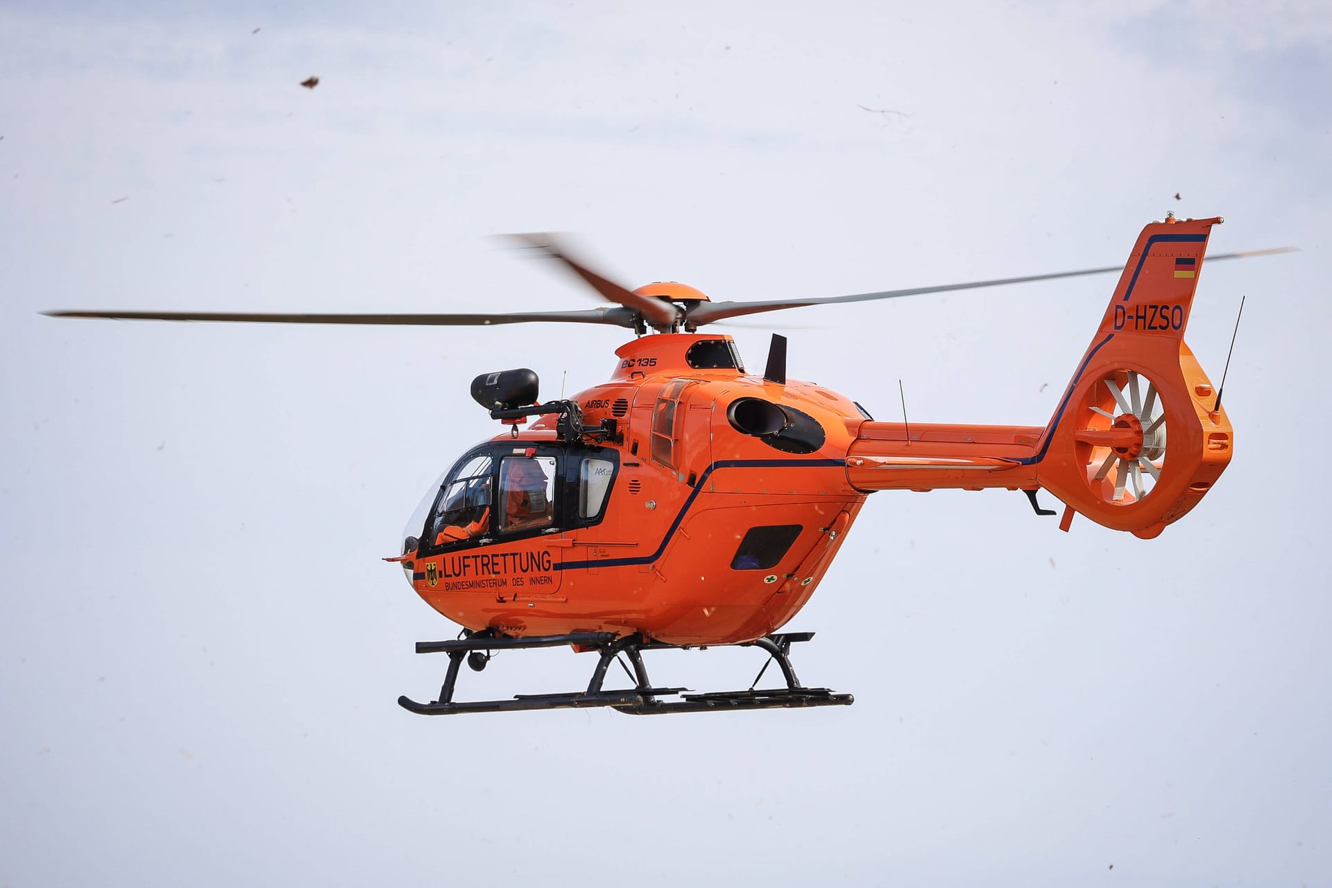 Rettungshubschrauber (Symbolbild): Ein 21-Jähriger musste nach einem Unfall mit einem Zug in ein Krankenhaus geflogen werden.