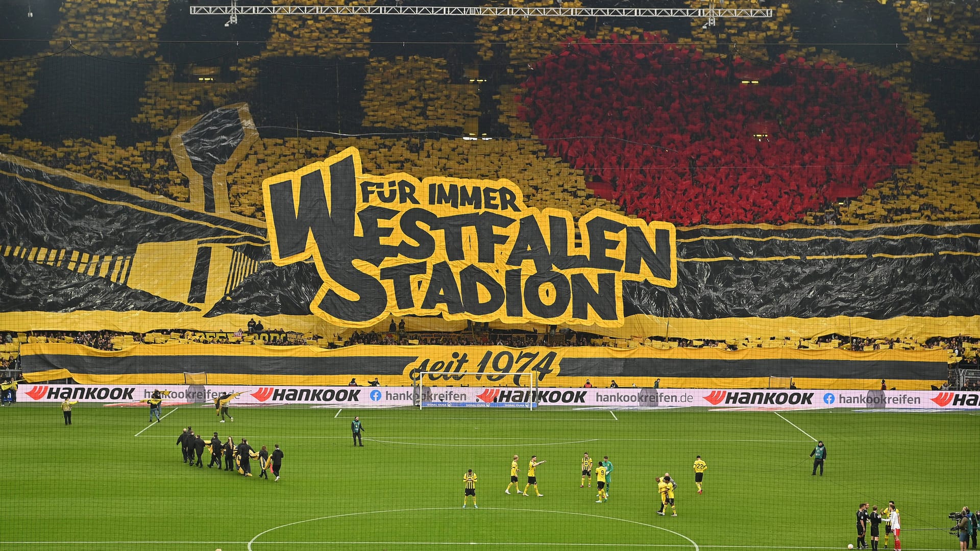 Bundesliga: Die BVB-Fans warteten gegen Union mit einer besonderen Choreografie auf.