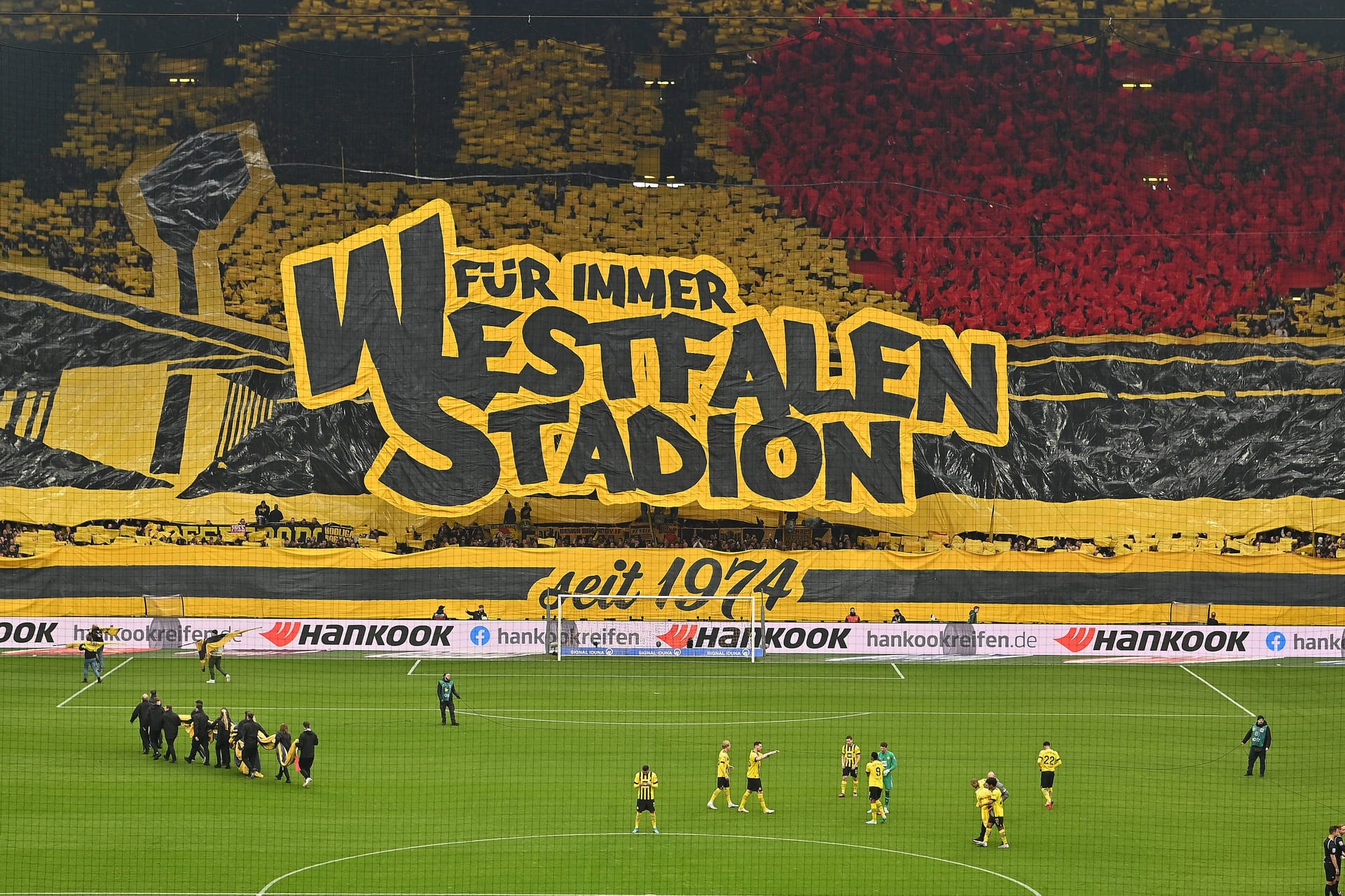 Bundesliga: Die BVB-Fans warteten gegen Union mit einer besonderen Choreografie auf.